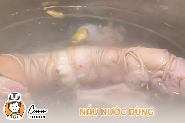 Nấu nước dùng ngọt thanh từ xương heo